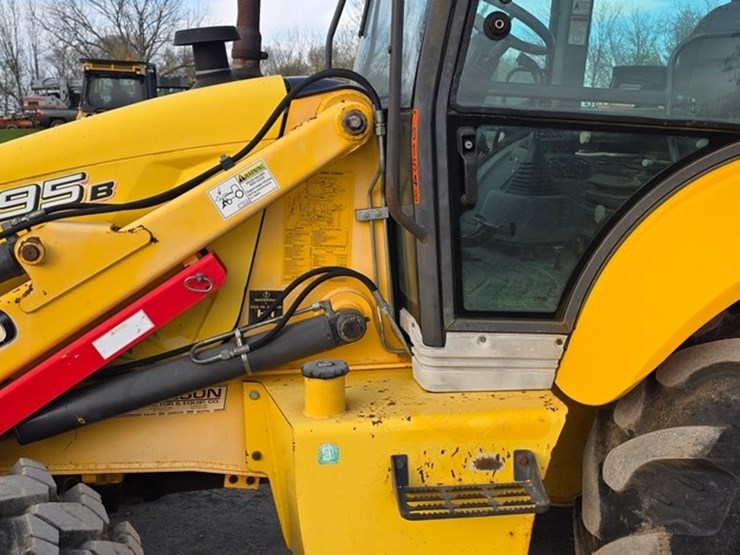 2009-new-holland-b95b-image-38