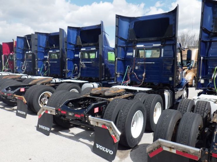 2019-volvo-vnl300-image-8