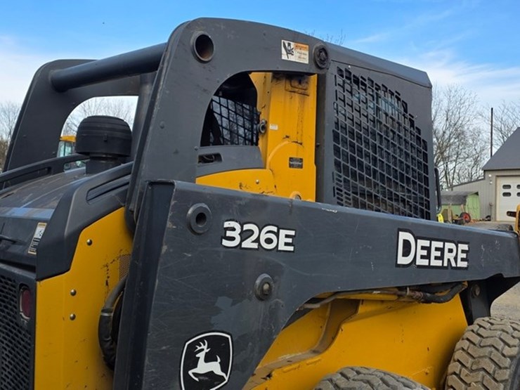 2014-deere-326e-image-18