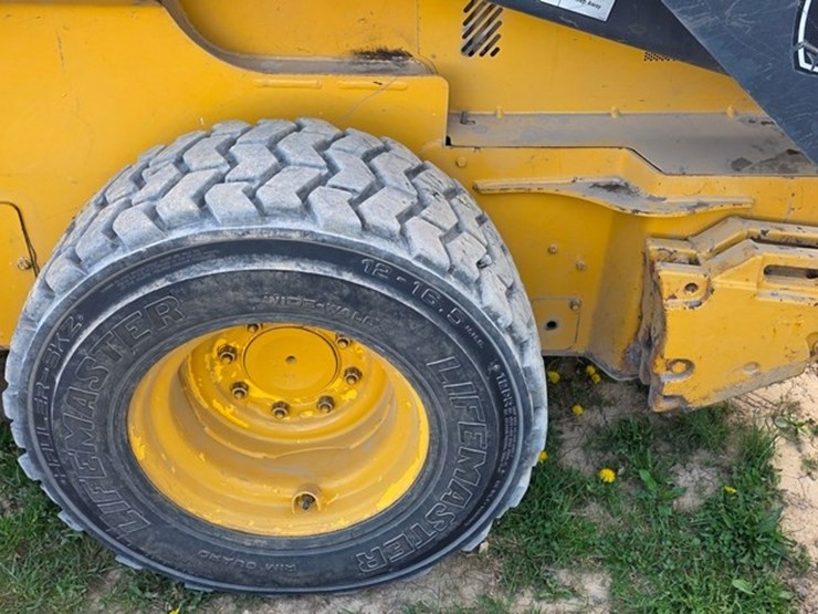 2014-deere-326e-image-23