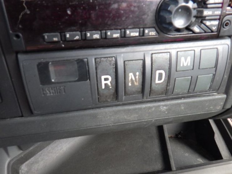 2020-volvo-vnl300-image-18