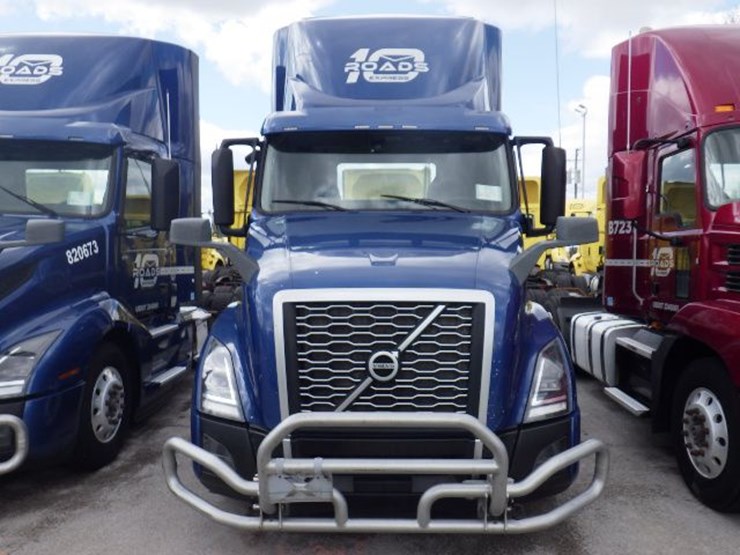 2020-volvo-vnl300-image-2