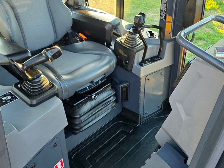 2023-deere-550-lgp-image-65