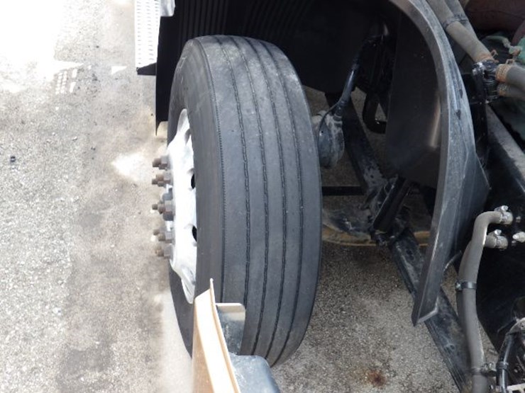 2022-volvo-vnl300-image-23