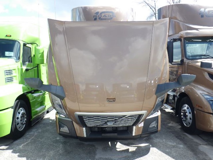 2022-volvo-vnl300-image-23