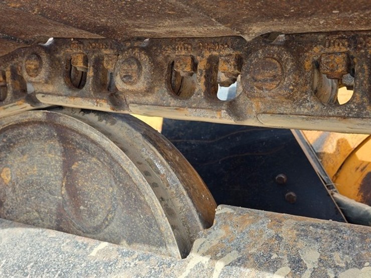 2016-case-750m-lgp-image-22