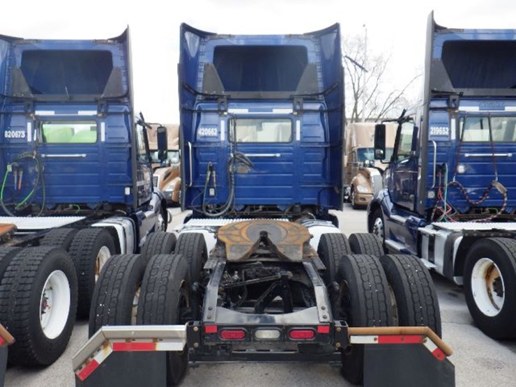 2020-volvo-vnl300-image-9