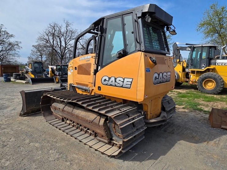 2016-case-750m-lgp-image-4