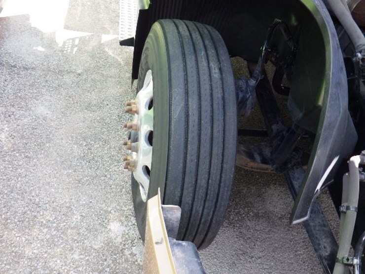 2022-volvo-vnl300-image-24