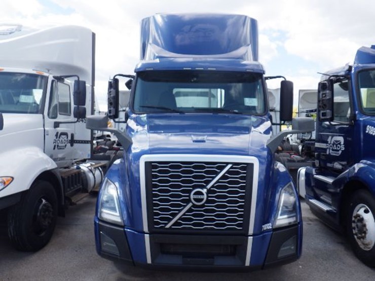 2018-volvo-vnl300-image-2