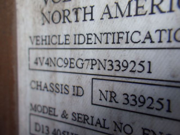 2023-volvo-vnl300-image-21