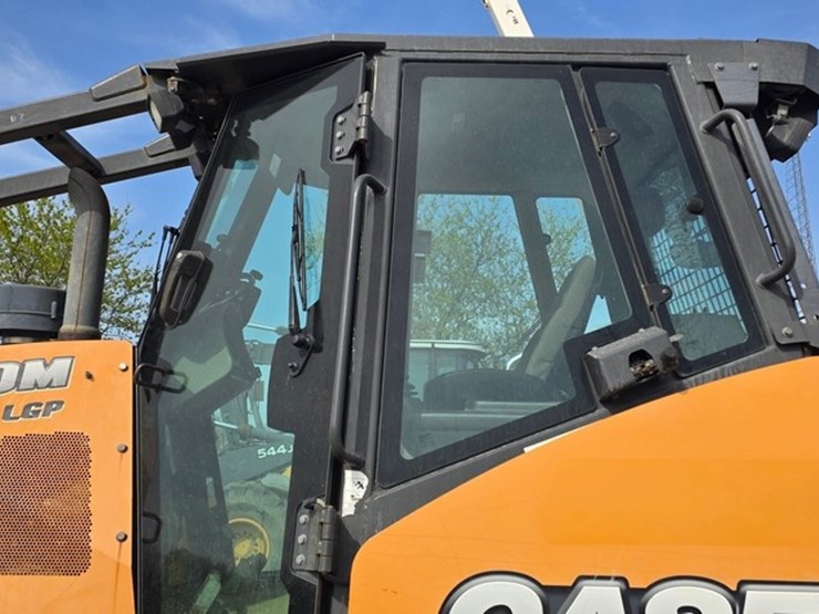 2016-case-750m-lgp-image-19