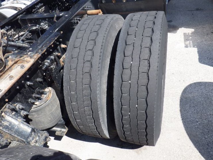 2018-volvo-vnl300-image-8