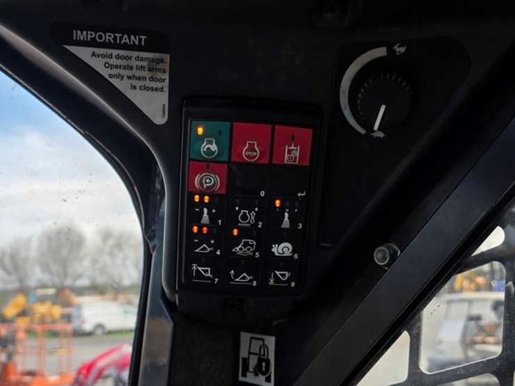 2014-deere-326e-image-57