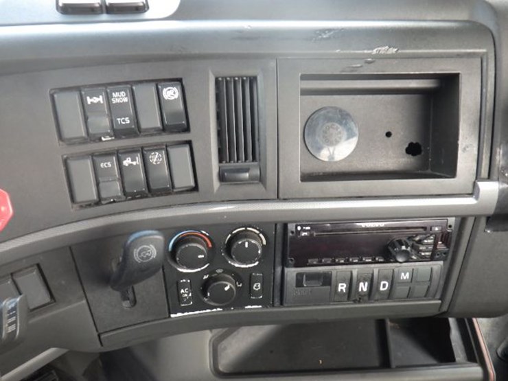 2019-volvo-vnl300-image-18