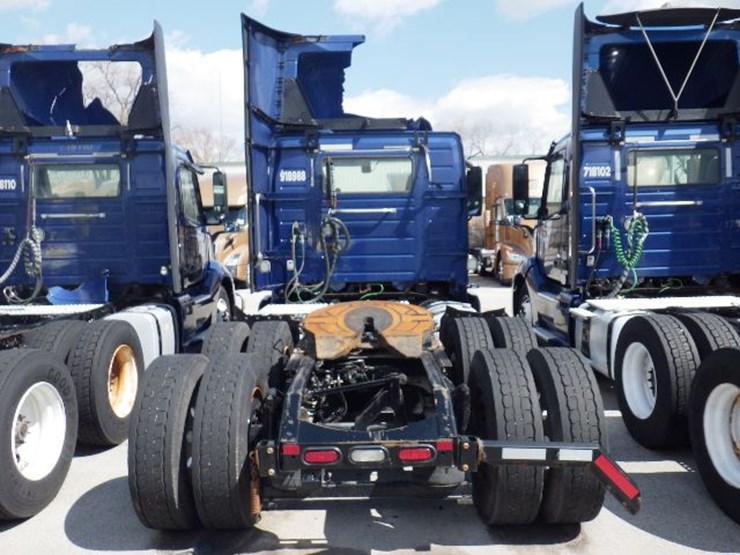 2018-volvo-vnl300-image-11