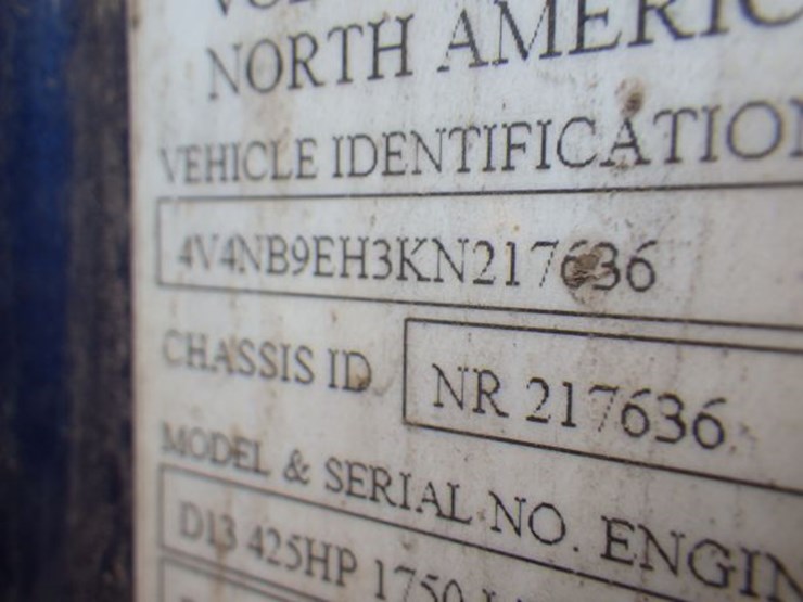 2019-volvo-vnl300-image-20