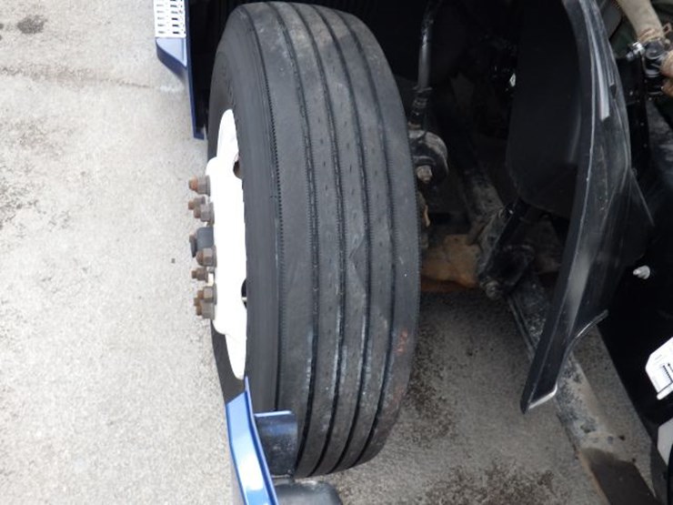 2020-volvo-vnl300-image-24