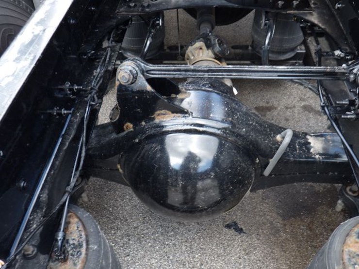 2023-volvo-vnl300-image-10