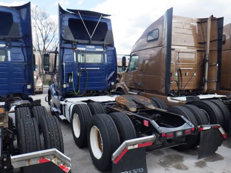 2019-volvo-vnl300-image-14