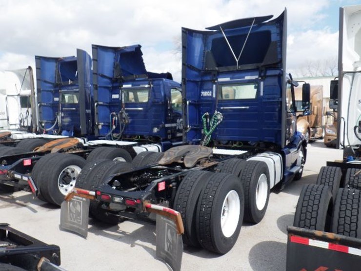 2018-volvo-vnl300-image-8