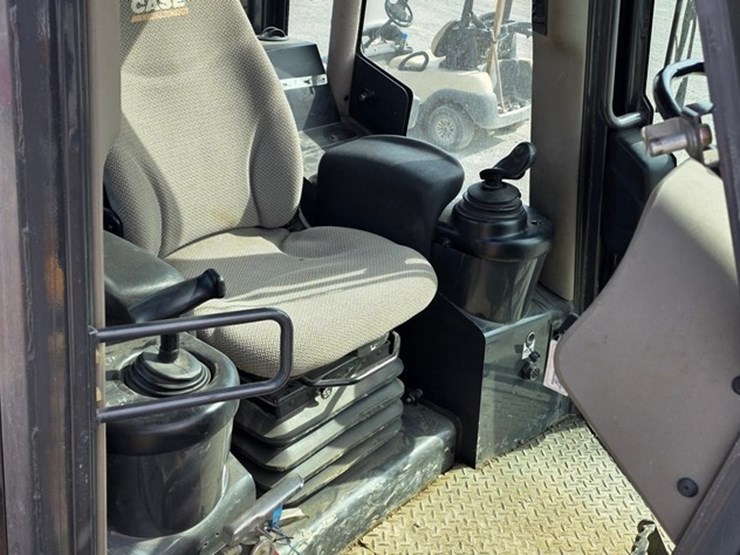 2016-case-750m-lgp-image-59