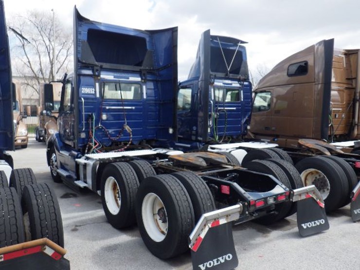 2019-volvo-vnl300-image-12