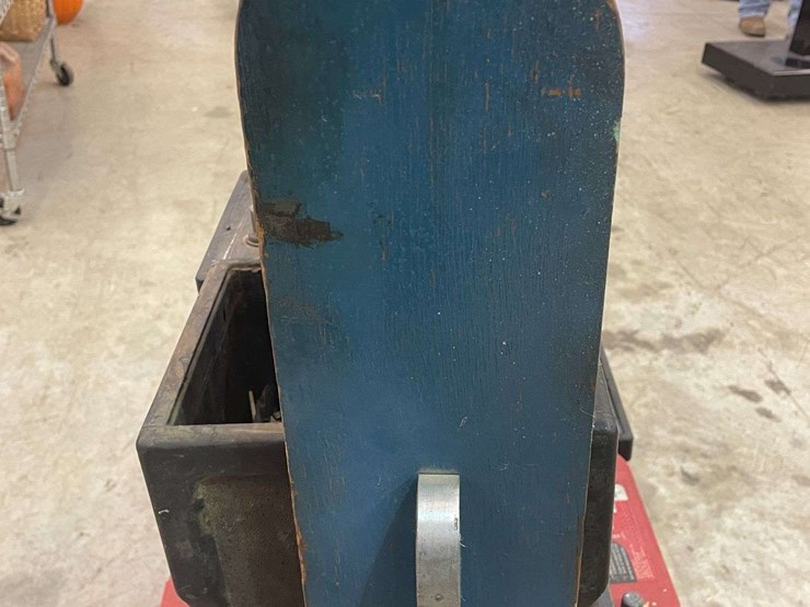 ford-battery-display-rack-image-27