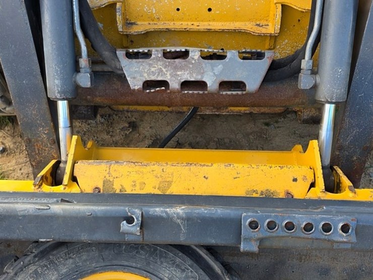 2014-deere-326e-image-35