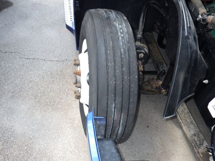 2020-volvo-vnl300-image-22