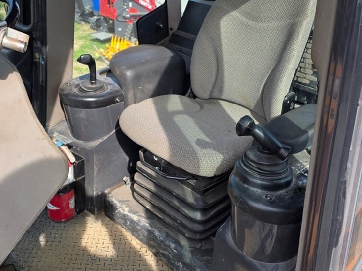 2016-case-750m-lgp-image-62