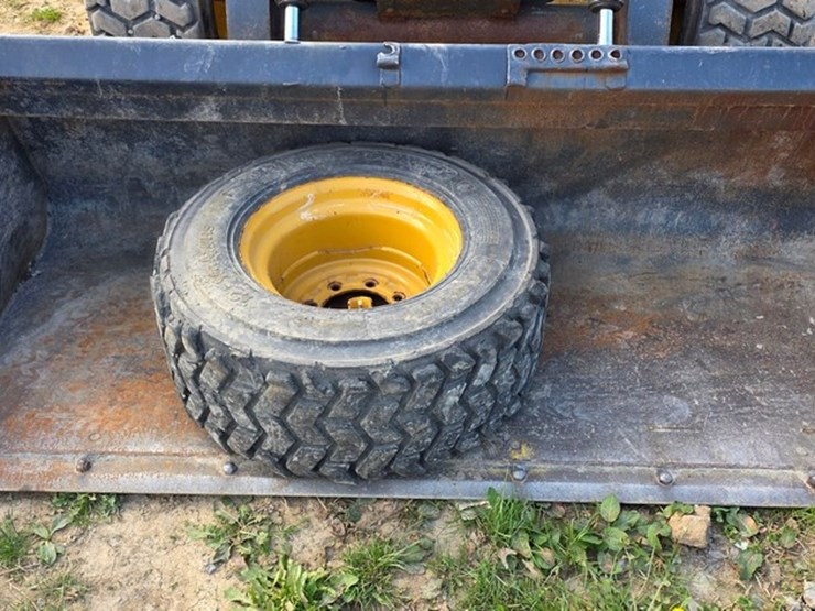 2014-deere-326e-image-34