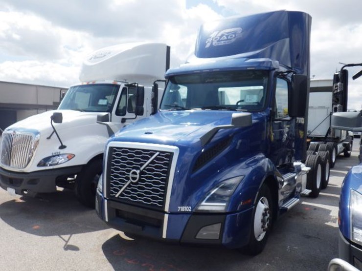 2018-volvo-vnl300-image-1