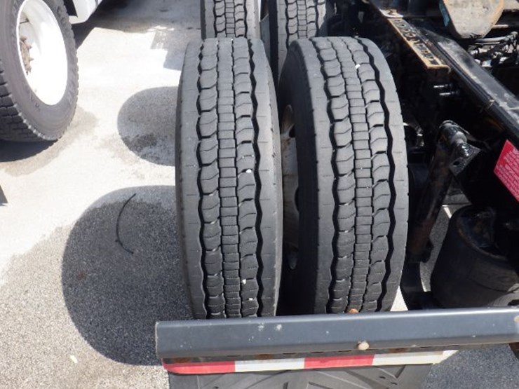 2018-volvo-vnl300-image-12