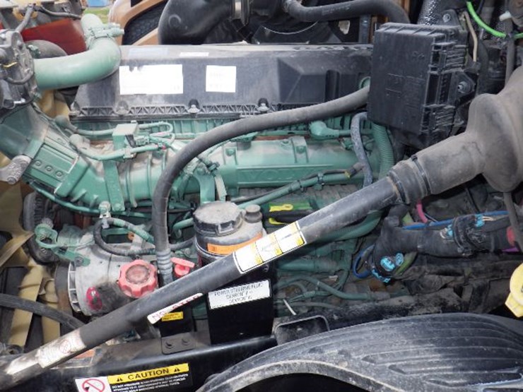 2022-volvo-vnl300-image-20