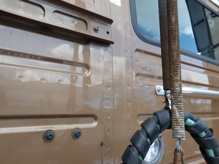 2023-volvo-vnl300-image-15