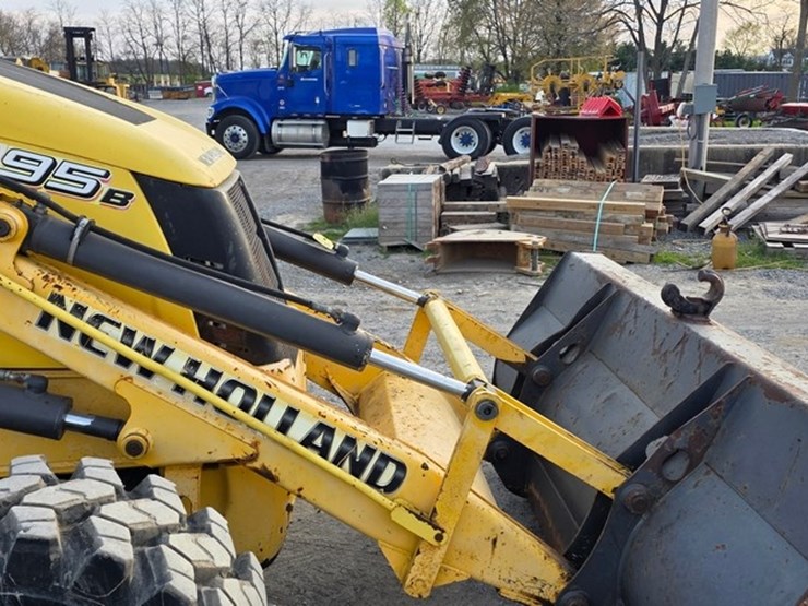 2009-new-holland-b95b-image-9