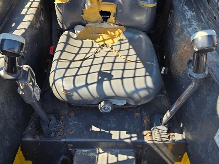 new-holland-l175-image-37