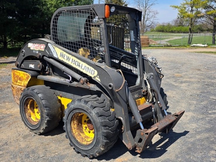 2013-new-holland-l220-image-1