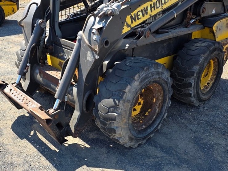 2013-new-holland-l220-image-26