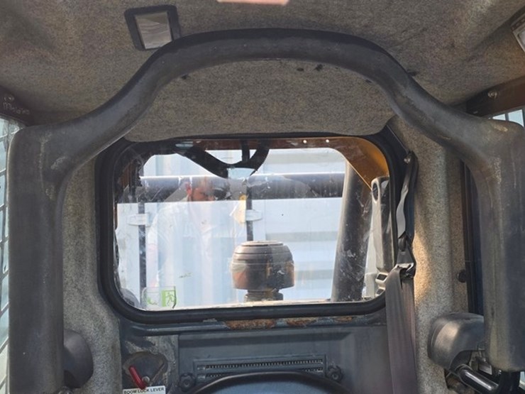 2014-deere-326e-image-49