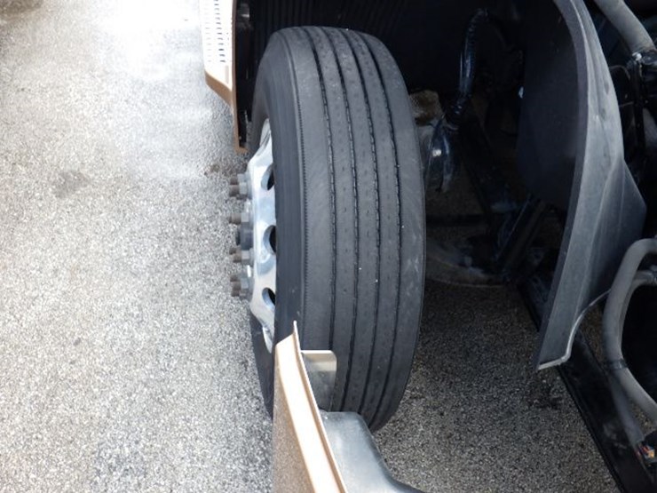 2023-volvo-vnl300-image-25