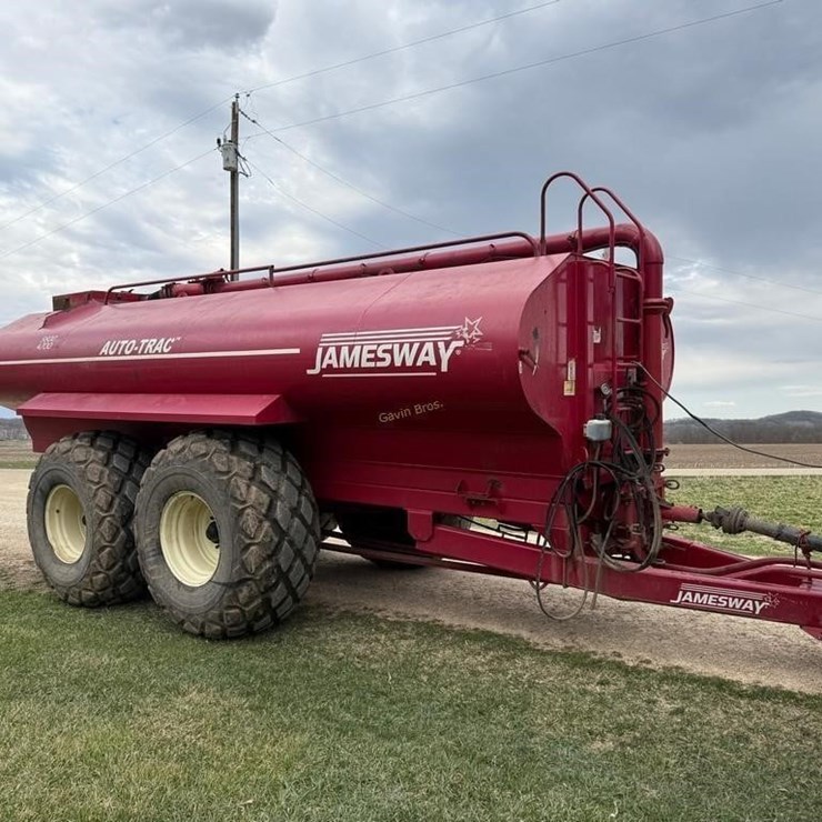 Jamesway Auto-Trac 5600 gallon manure tanker