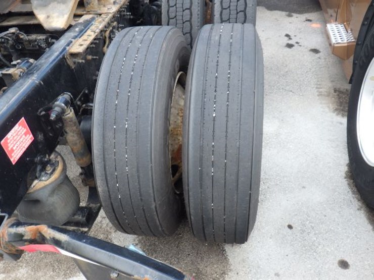 2019-volvo-vnl300-image-10