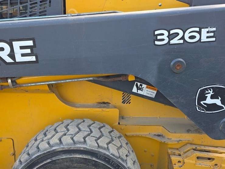 2014-deere-326e-image-24