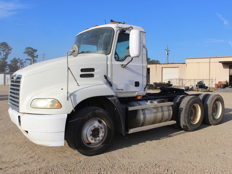 2007-mack-ch613-image-1