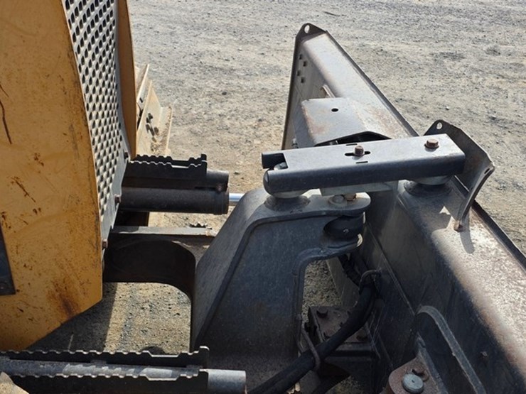 2016-case-750m-lgp-image-47