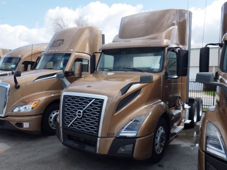 2023-volvo-vnl300-image-1