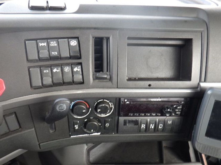 2019-volvo-vnl300-image-19