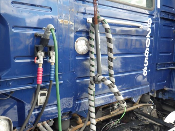 2020-volvo-vnl300-image-16